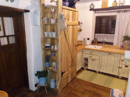 Tradičná kopaničiarska chalupa na samote u lesa