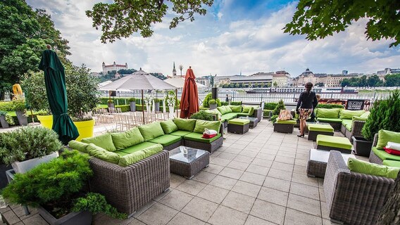 Au Cafe - Grill & Lounge