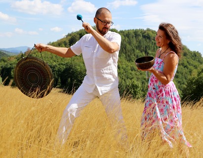 V objatí GONGov - večer plný zvukových vĺn a vibrácií